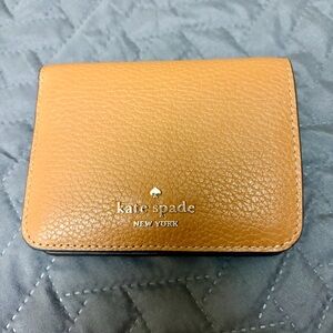 🤎KATE SPADE Pebbled Leather Small Bifold Wallet